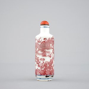 A Chinese blue, white and iron red dragon snuff bottle, ca. 1900 — 照片 3