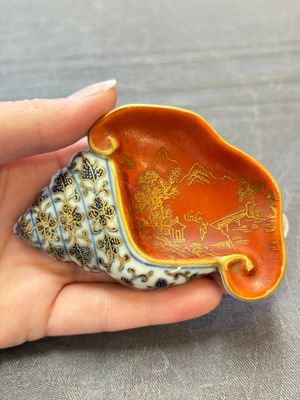 A Chinese blue, white and iron-red gilt-decorated conch-form ink palette with landscape design, Jiaqing mark and of the period — 照片 1