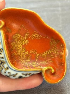 A Chinese blue, white and iron-red gilt-decorated conch-form ink palette with landscape design, Jiaqing mark and of the period — 照片 2