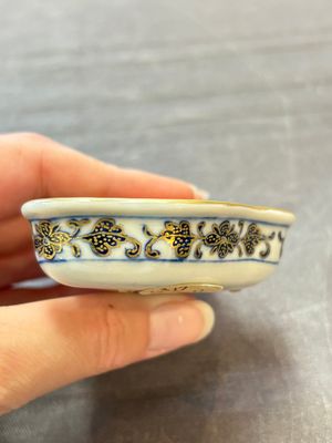 A Chinese blue, white and iron-red gilt-decorated conch-form ink palette with landscape design, Jiaqing mark and of the period — 照片 5
