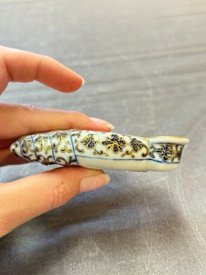 A Chinese blue, white and iron-red gilt-decorated conch-form ink palette with landscape design, Jiaqing mark and of the period — 照片 6