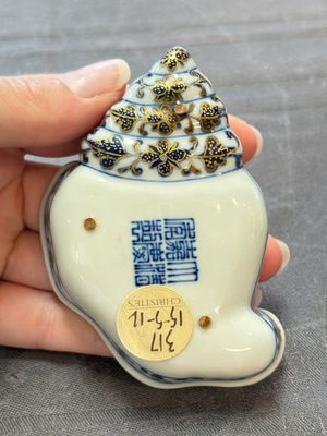 A Chinese blue, white and iron-red gilt-decorated conch-form ink palette with landscape design, Jiaqing mark and of the period — 照片 8