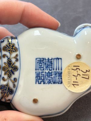 A Chinese blue, white and iron-red gilt-decorated conch-form ink palette with landscape design, Jiaqing mark and of the period — 照片 9
