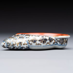 A Chinese blue, white and iron-red gilt-decorated conch-form ink palette with landscape design, Jiaqing mark and of the period — 照片 3