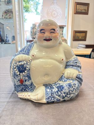 A Chinese blue, white and iron-red Milefo Buddha, Zhu Mao Ji 朱茂記造 mark, 20th C. — photo 1