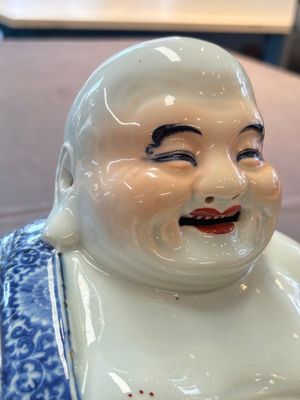 A Chinese blue, white and iron-red Milefo Buddha, Zhu Mao Ji 朱茂記造 mark, 20th C. — photo 11