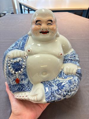 A Chinese blue, white and iron-red Milefo Buddha, Zhu Mao Ji 朱茂記造 mark, 20th C. — photo 2