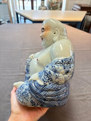 A Chinese blue, white and iron-red Milefo Buddha, Zhu Mao Ji 朱茂記造 mark, 20th C. — photo 3
