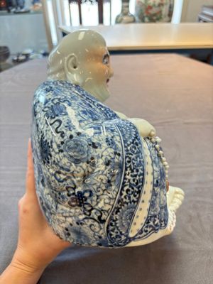A Chinese blue, white and iron-red Milefo Buddha, Zhu Mao Ji 朱茂記造 mark, 20th C. — photo 5