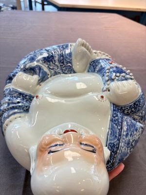 A Chinese blue, white and iron-red Milefo Buddha, Zhu Mao Ji 朱茂記造 mark, 20th C. — photo 7