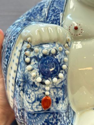 A Chinese blue, white and iron-red Milefo Buddha, Zhu Mao Ji 朱茂記造 mark, 20th C. — photo 10