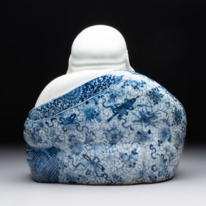 A Chinese blue, white and iron-red Milefo Buddha, Zhu Mao Ji 朱茂記造 mark, 20th C. — photo 3