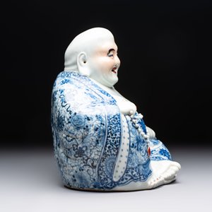 A Chinese blue, white and iron-red Milefo Buddha, Zhu Mao Ji 朱茂記造 mark, 20th C. — photo 4