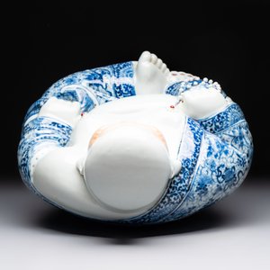 A Chinese blue, white and iron-red Milefo Buddha, Zhu Mao Ji 朱茂記造 mark, 20th C. — photo 5