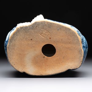 A Chinese blue, white and iron-red Milefo Buddha, Zhu Mao Ji 朱茂記造 mark, 20th C. — photo 6