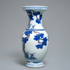 A Chinese blue, white and iron red vase with deer, 19/20th C. — photo 4