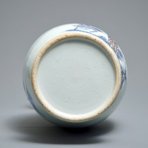 A Chinese blue, white and iron red vase with deer, 19/20th C. — photo 6