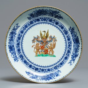 A Chinese blue, white and polychrome armorial plate for the Dutch market, Qianlong — 照片 1