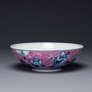 A Chinese blue, white and puce-enamelled 'Eight Immortals' bowl, Guangxu mark and of the period — 照片 3