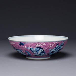 A Chinese blue, white and puce-enamelled 'Eight Immortals' bowl, Guangxu mark and of the period — 照片 4