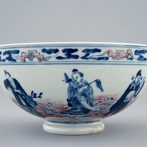 A Chinese blue, white and underglaze red bowl with immortals, 19/20th C. — photo 1