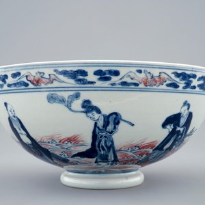 A Chinese blue, white and underglaze red bowl with immortals, 19/20th C. — photo 2