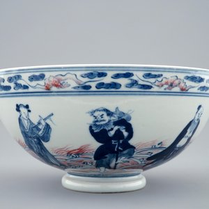 A Chinese blue, white and underglaze red bowl with immortals, 19/20th C. — photo 3