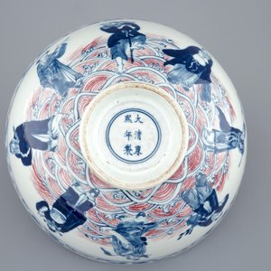 A Chinese blue, white and underglaze red bowl with immortals, 19/20th C. — photo 5