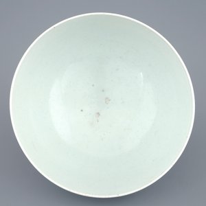 A Chinese blue, white and underglaze red bowl with immortals, 19/20th C. — photo 6