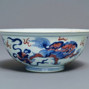A Chinese blue, white and underglaze red 'Buddhist lion' bowl, Qianlong mark and of the period — 照片 1