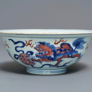 A Chinese blue, white and underglaze red 'Buddhist lion' bowl, Qianlong mark and of the period — 照片 2