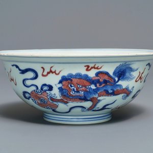 A Chinese blue, white and underglaze red 'Buddhist lion' bowl, Qianlong mark and of the period — 照片 3
