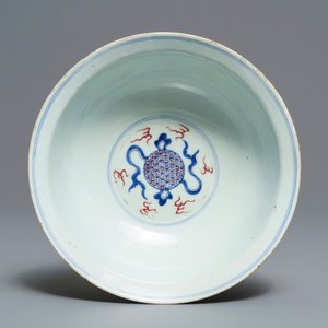 A Chinese blue, white and underglaze red 'Buddhist lion' bowl, Qianlong mark and of the period — 照片 7
