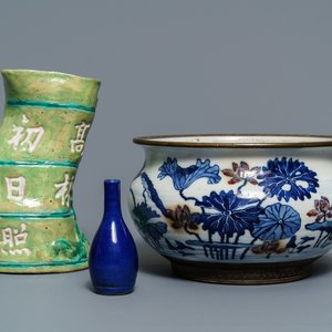 A Chinese blue, white and underglaze red censer, a wall pocket vase and a monochrome blue vase, 19/20th C. — 照片 1