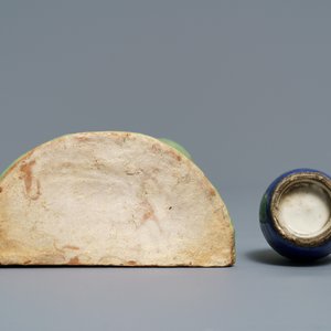 A Chinese blue, white and underglaze red censer, a wall pocket vase and a monochrome blue vase, 19/20th C. — 照片 6