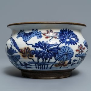 A Chinese blue, white and underglaze red censer, a wall pocket vase and a monochrome blue vase, 19/20th C. — 照片 8