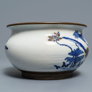 A Chinese blue, white and underglaze red censer, a wall pocket vase and a monochrome blue vase, 19/20th C. — 照片 9
