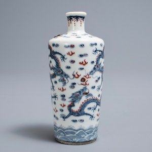 A Chinese blue, white and underglaze red 'dragon' vase, Kangxi mark, 19/20th C. — photo 1