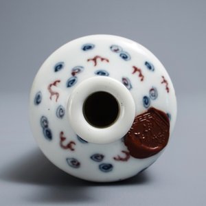 A Chinese blue, white and underglaze red 'dragon' vase, Kangxi mark, 19/20th C. — photo 6