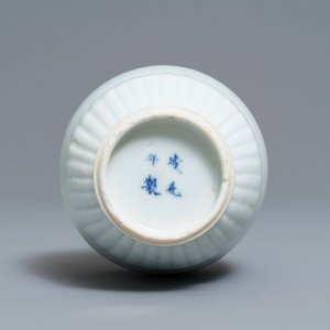 A Chinese blue, white and underglaze red 'dragon' vase, Kangxi — 照片 5