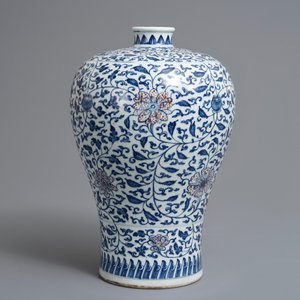 A Chinese blue, white and underglaze red 'lotus scroll' meiping vase, 19/20th C. — 照片 4