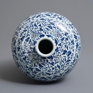 A Chinese blue, white and underglaze red 'lotus scroll' meiping vase, 19/20th C. — 照片 5