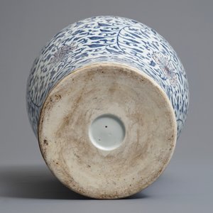 A Chinese blue, white and underglaze red 'lotus scroll' meiping vase, 19/20th C. — 照片 6