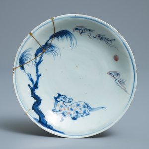 A Chinese blue, white and underglaze red plate with a horse and kintsugi repair, Tianqi — 照片 1