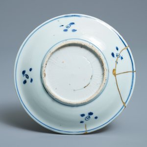 A Chinese blue, white and underglaze red plate with a horse and kintsugi repair, Tianqi — 照片 2
