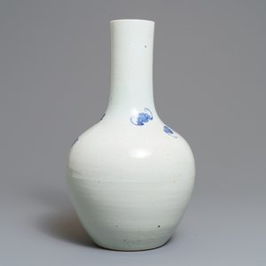 A Chinese blue, white and underglaze red 'rooster' vase, 19th C. — photo 3