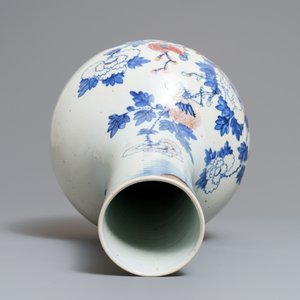A Chinese blue, white and underglaze red 'rooster' vase, 19th C. — photo 6