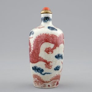 A Chinese blue, white and underglaze red snuff bottle, 18/19th C. — 照片 4