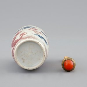 A Chinese blue, white and underglaze red snuff bottle, 18/19th C. — 照片 6