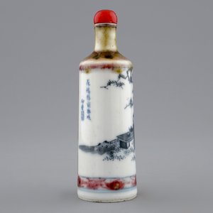 A Chinese blue, white and underglaze red snuff bottle, 18th C. — photo 2